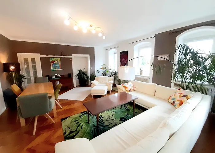 Grosse Altbauwohnung Auf Dem Land 아파트