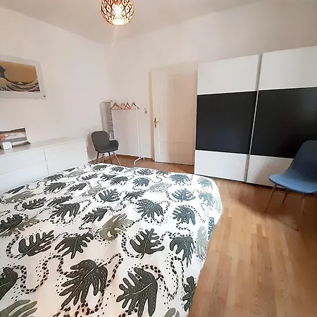 Große Altbauwohnung Auf Dem Land Apartment