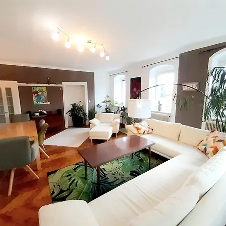 Große Altbauwohnung Auf Dem Land Apartment